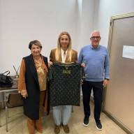 ⬛🟩 La Presidentessa Cristina Erriu ha regalato alla Sindaca di Genova Silvia Salis la maglia celebrativa degli 80 anni 🐉🤝